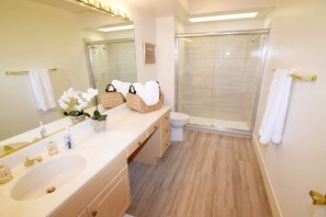 Combined shower/bathtub, hair dryer, towels, soap - Wonderful Lakeside and golf course view!!  No taxes for 28 night stay or longer. (Palm Desert)