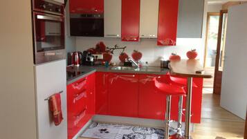 Réfrigérateur, micro-ondes, four, plaque de cuisson