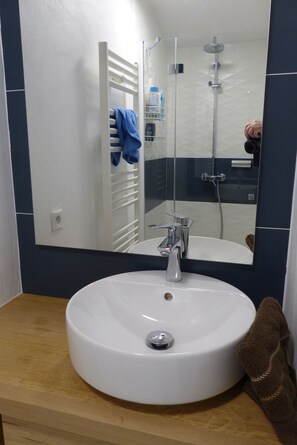 Combined shower/bathtub, hair dryer, towels, toilet paper - Charming apartment facing Mont-Blanc. (Cordon)
