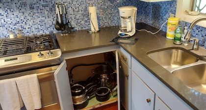 Southern Oregon Mid -Century Coastal Charmer
Summer Discount- Aug & Sept 2025