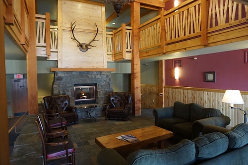 Incredible ski in ski out studio! Hot tub, underground parking,gym,rooftop deck, ski room!!!