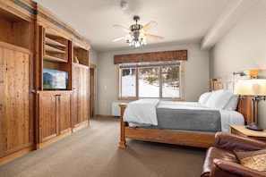 1 bedroom, free WiFi, bed sheets, wheelchair access - Incredible ski in ski out studio! Hot tub, underground parking,gym,rooftop deck, ski room!!! (Whitefish)
