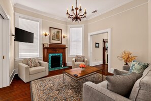 TV - Historic Top-Floor Apartment on Wright Square + Parking by Lucky Savannah (Savannah)
