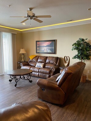 TV, caminetto, lettore DVD