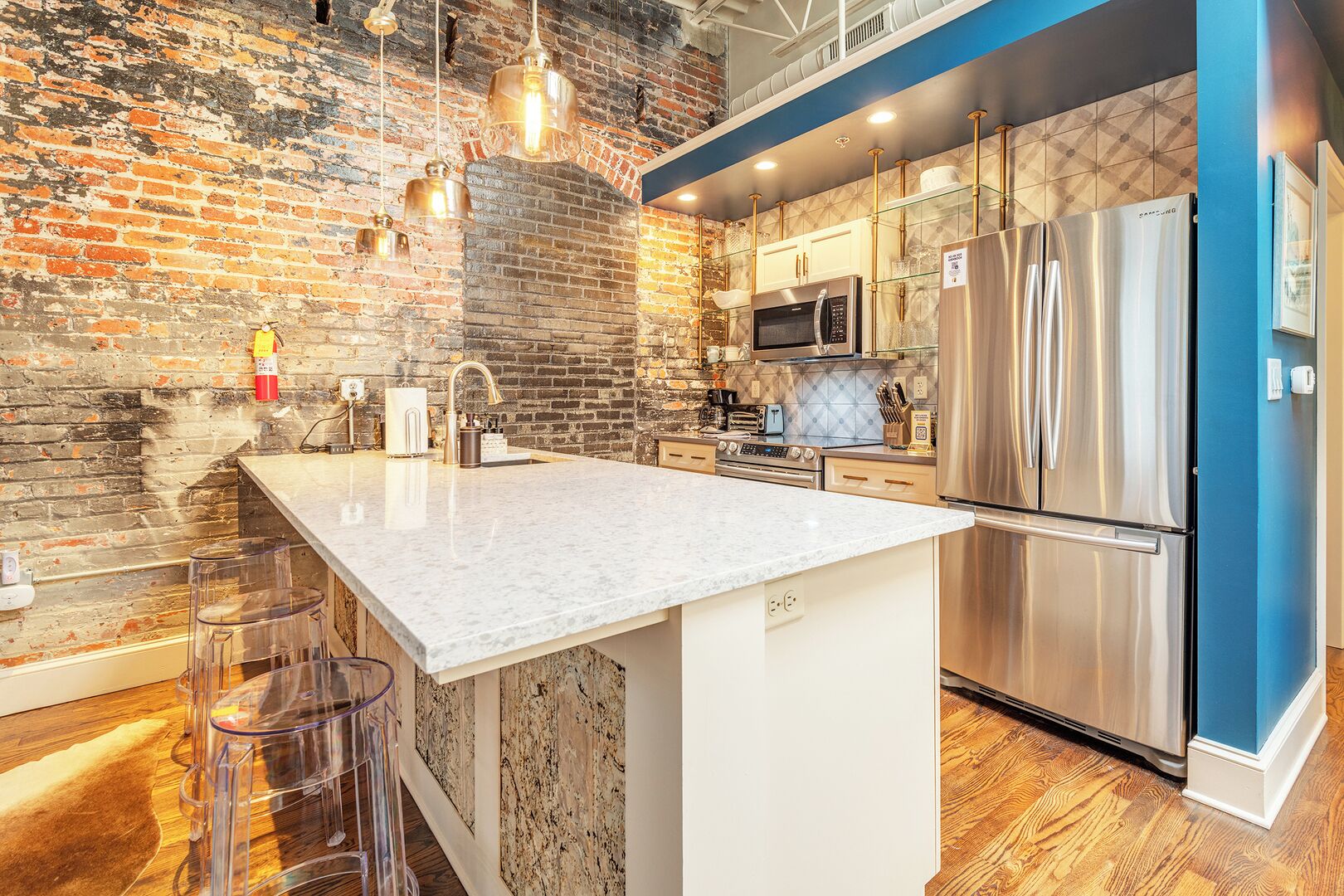 Kjøleskap, mikrobølgeovn, ovn og kokeplater