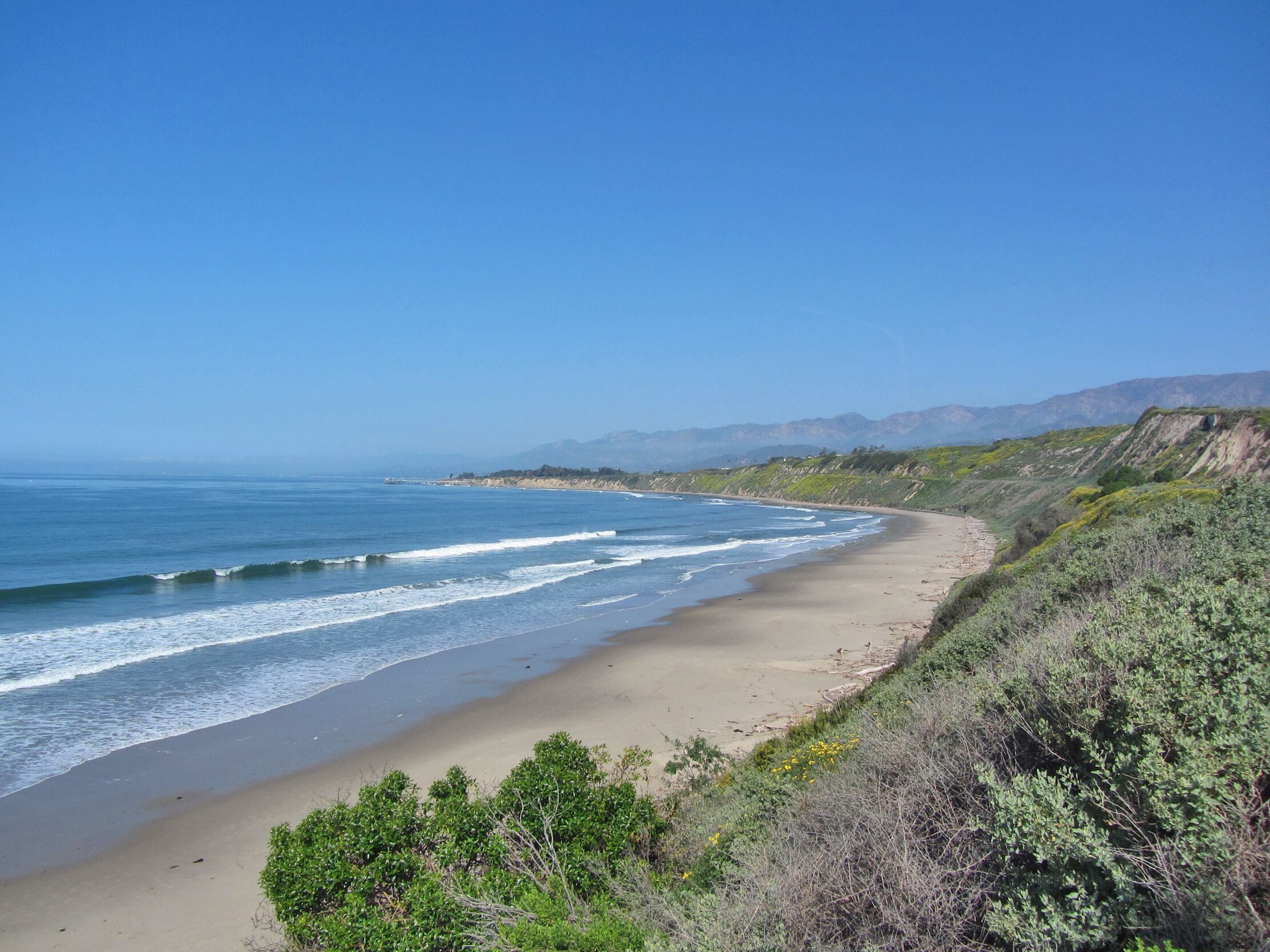 På stranden, solsenger og strandhåndklær