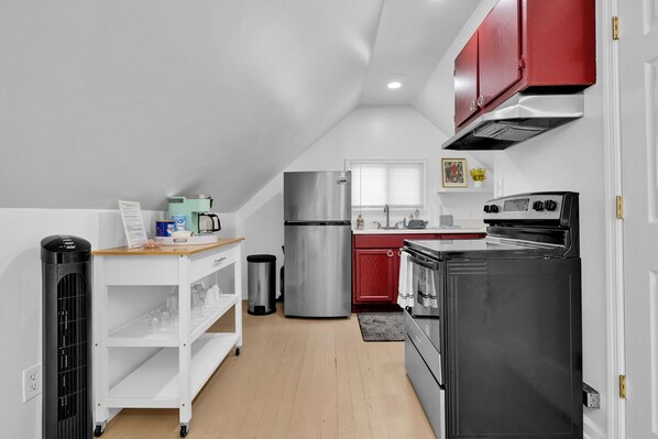 Frigorifero, microonde, forno, piano cottura