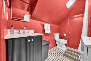 Ensemble baignoire-douche, séchoir à cheveux, serviettes fournies, savon