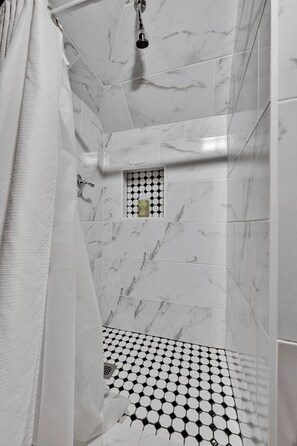 Combined shower/bathtub, hair dryer, towels, soap