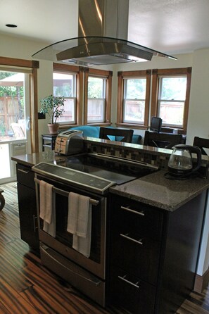 Een koelkast, een microgolfoven, een oven, een kookplaat