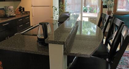 Quiet and peaceful cottage close to downtown