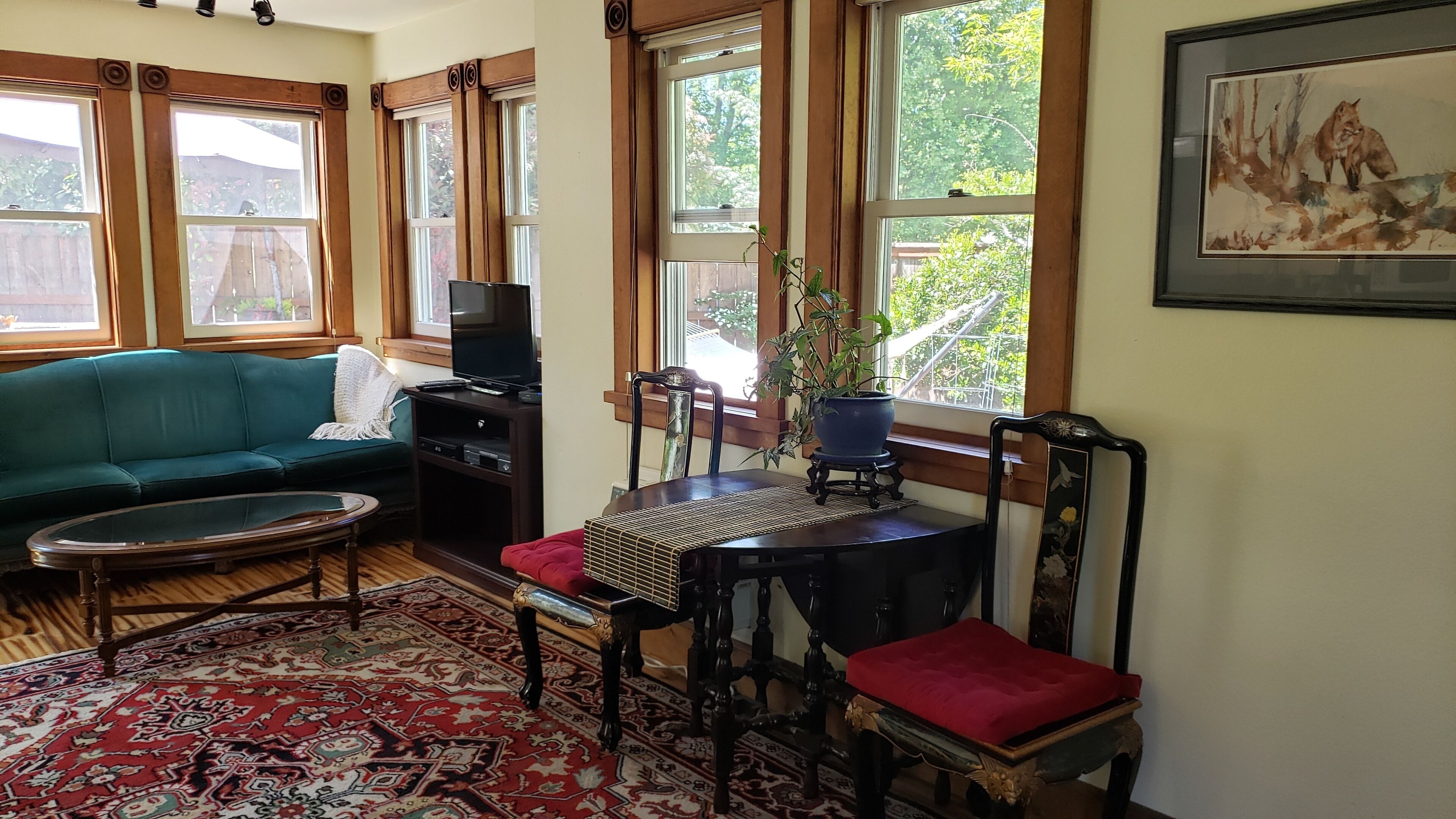 Televisie, een open haard, een dvd-speler en een stereo