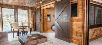 Fairytale Barn: Hot Tub, Trout Stream & Petting Zoo?