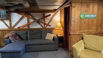 Smart TV, futbolito, libros y videoteca