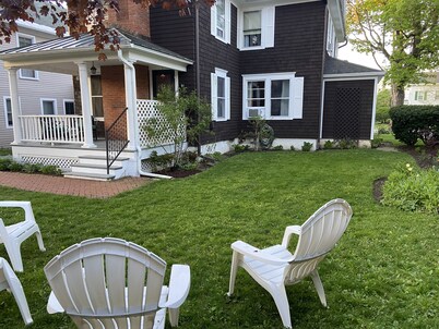 Charming 5 Bedroom, 2 Bath House in the Village, 2 Blocks from the lake.