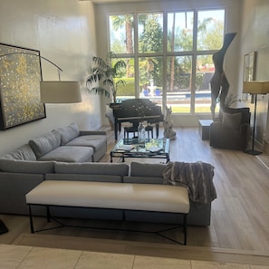 Smart-TV, peis, bordtennis og bøker