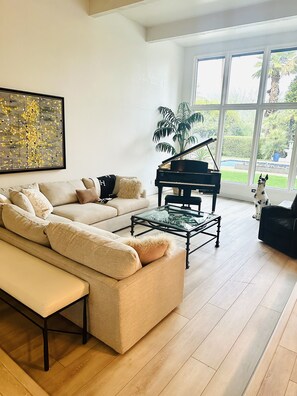 Smart TV, chimenea, tenis de mesa y libros 