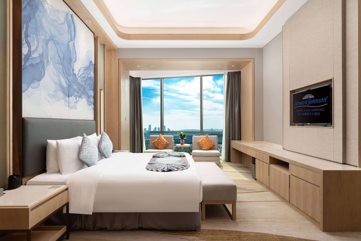 Minibar, in-room safe, desk, iron/ironing board