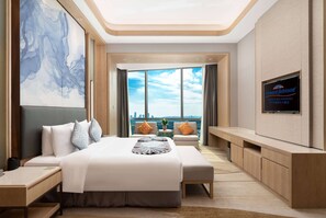 Minibar, caja fuerte, escritorio y tabla de planchar con plancha