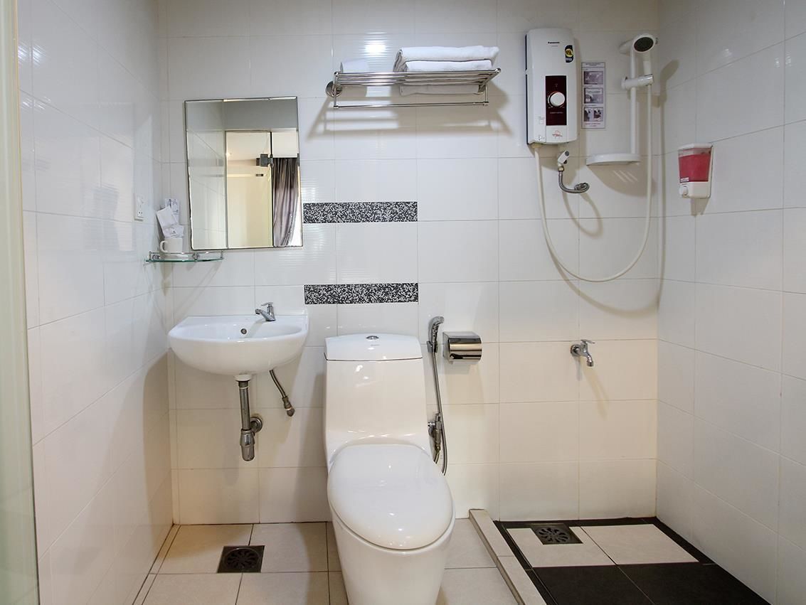executive room (standard) | bathroom | free toiletries, towels
