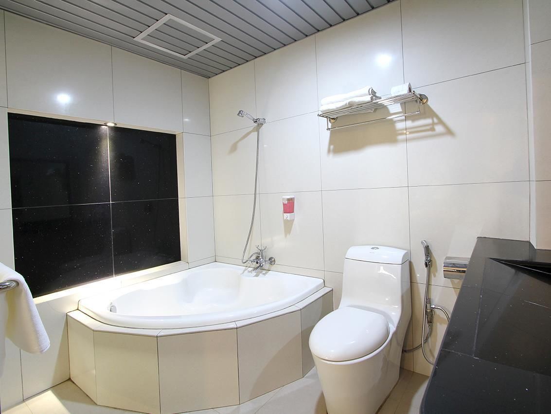 executive suite | bathroom | free toiletries, towels