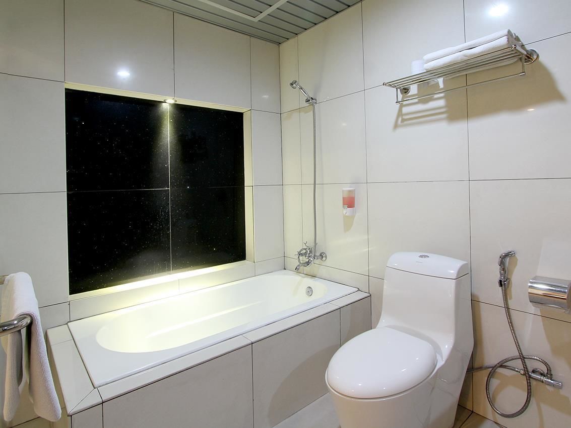 suite, no windows (motel) | bathroom | free toiletries, towels