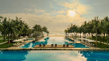 5 outdoor pools, pool umbrellas, sun loungers