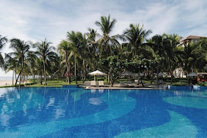 5 outdoor pools, pool umbrellas, sun loungers