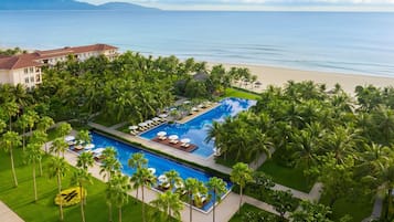 5 albercas al aire libre, sombrillas en la alberca y camastros