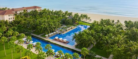 5 outdoor pools, pool umbrellas, sun loungers