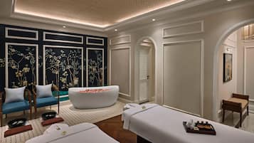 Behandelingskamers voor koppels, een sauna, een stoombad, aromatherapie