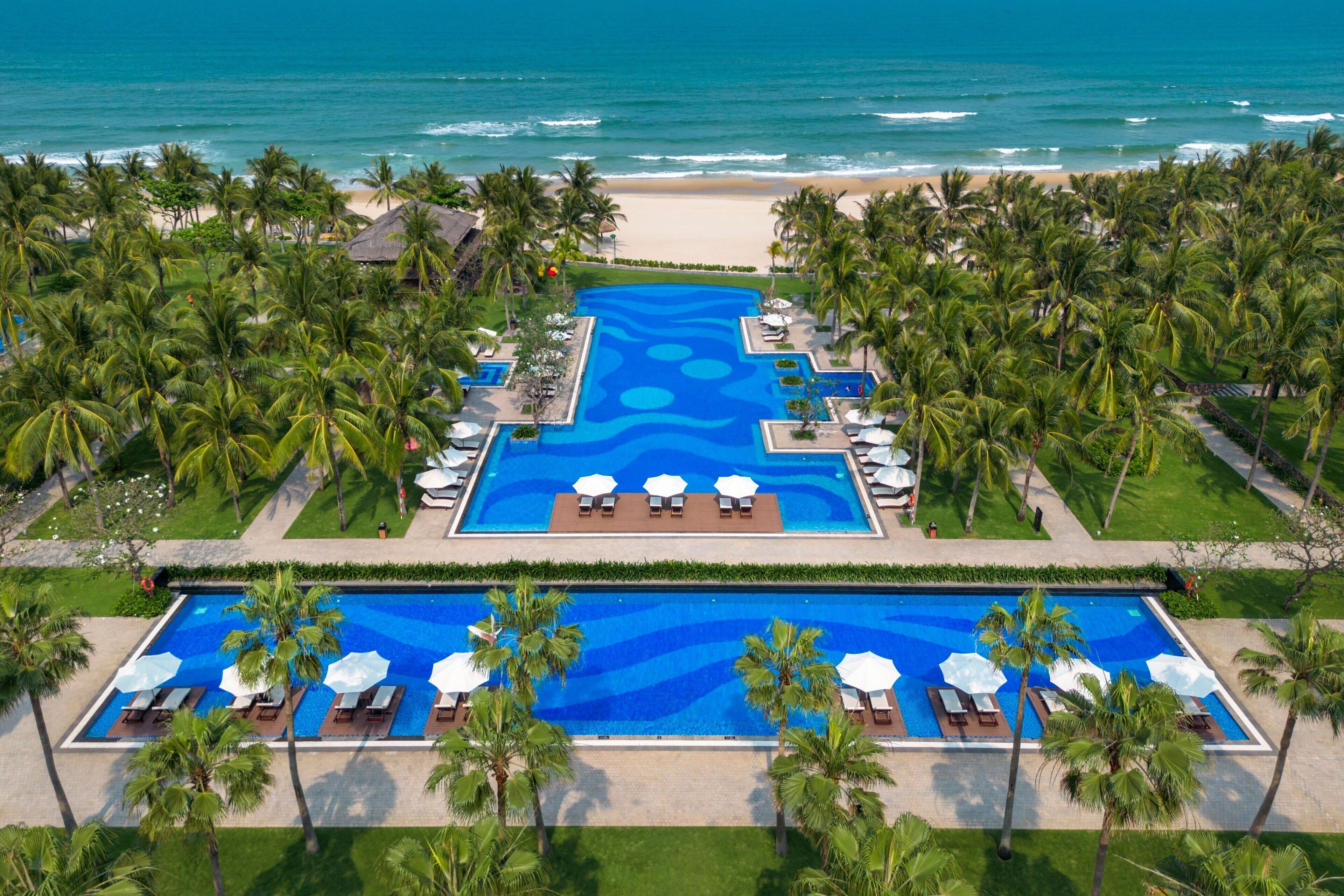 5 outdoor pools, pool umbrellas, sun loungers