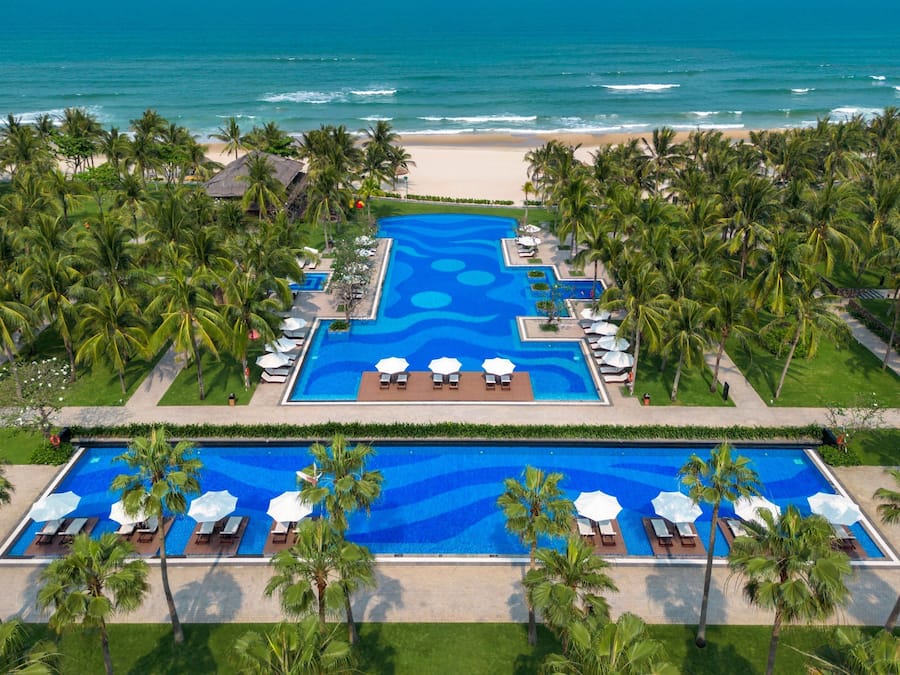 5 outdoor pools, pool umbrellas, sun loungers