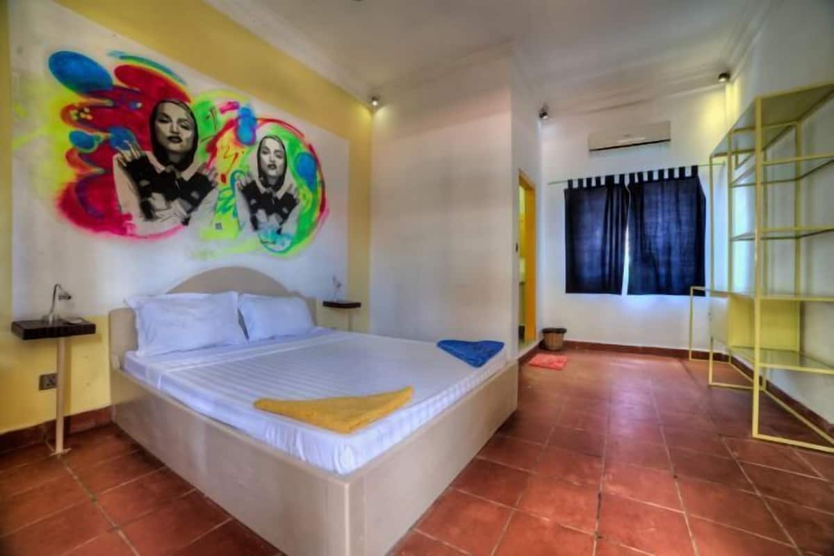 Free WiFi, bed sheets