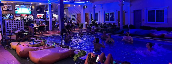 Fachada de la propiedad por la tarde o noche