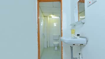 Family Suite | Bathroom | Shower, free toiletries, towels