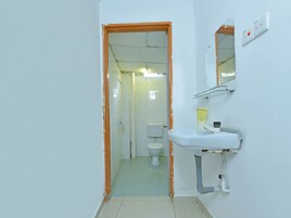 Family Suite | Bathroom | Shower, free toiletries, towels