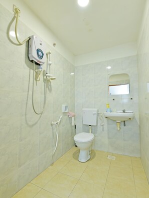 Deluxe Double Room, 1 King Bed | Bathroom | Shower, free toiletries, towels