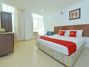 Quarto casal luxo, 1 cama Queen | Escrivaninha, Wi-Fi de cortesia, roupa de cama
