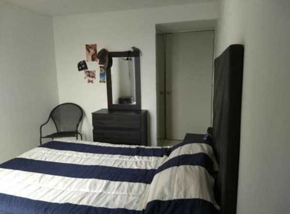 Camera Basic, 1 letto queen, non fumatori | Tende oscuranti, ferro/asse da stiro, Wi-Fi gratuito, lenzuola