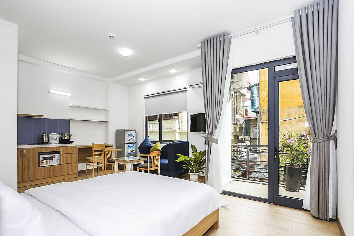 Business Studio, Balcony | Desk, laptop workspace, blackout drapes, soundproofing