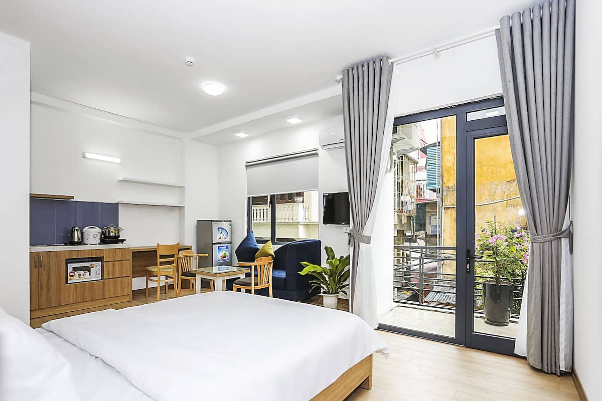 Estudio empresarial, balcón | Muebles diferentes, escritorio, cortinas blackout y insonorización