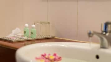 Basic Apartment, 1 King Bed, Non Smoking | Bathroom | Shower, rainfall showerhead, free toiletries, hair dryer