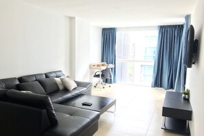 1-Bedroom Apartment | Oppholdsrom | Flatskjerm-TV