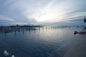 Outdoor pool - The BASE Pattaya by UPlus (Pattaya)