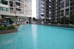 Outdoor pool - The BASE Pattaya by UPlus (Pattaya)