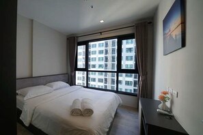Blackout curtains, free WiFi - The BASE Pattaya by UPlus (Pattaya)