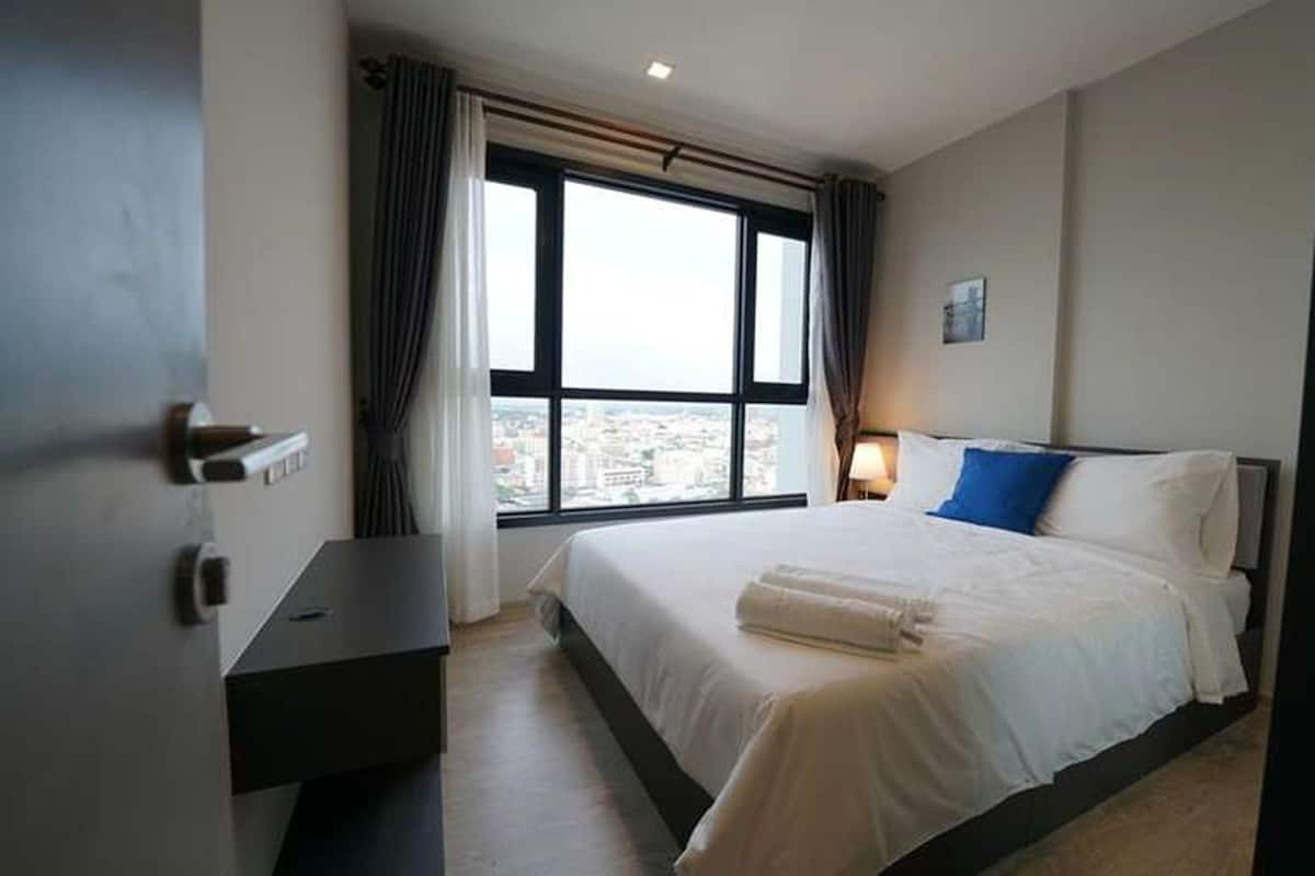 Blackout curtains, free WiFi