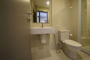 Shower, rainfall showerhead, free toiletries, hair dryer - The BASE Pattaya by UPlus (Pattaya)