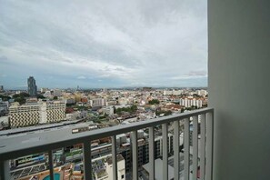 Blackout curtains, free WiFi - The BASE Pattaya by UPlus (Pattaya)